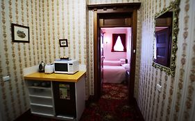 Motel Mayfair On Cavell